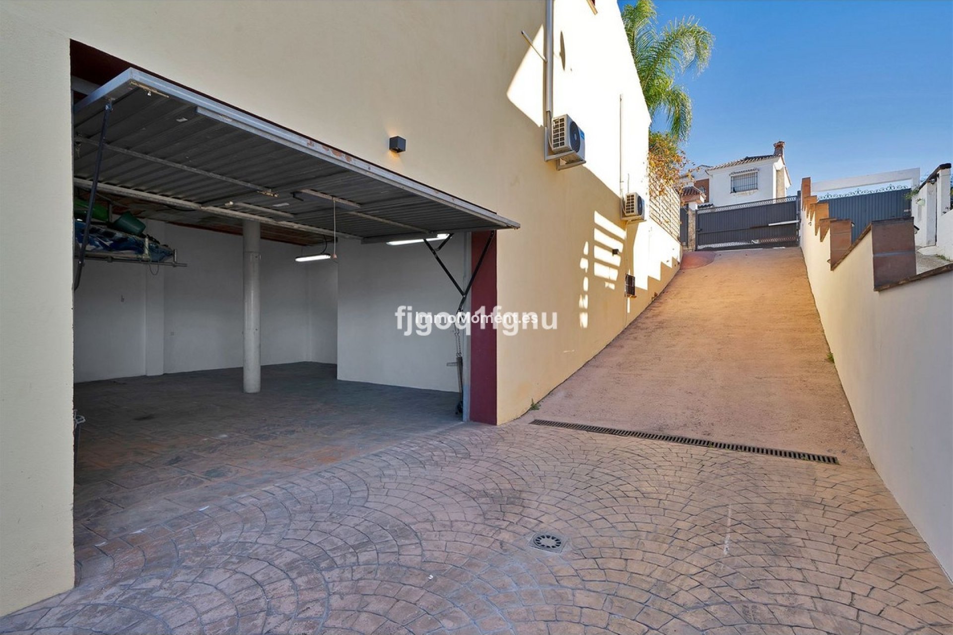 Resale - Villa - Inland  - Coín