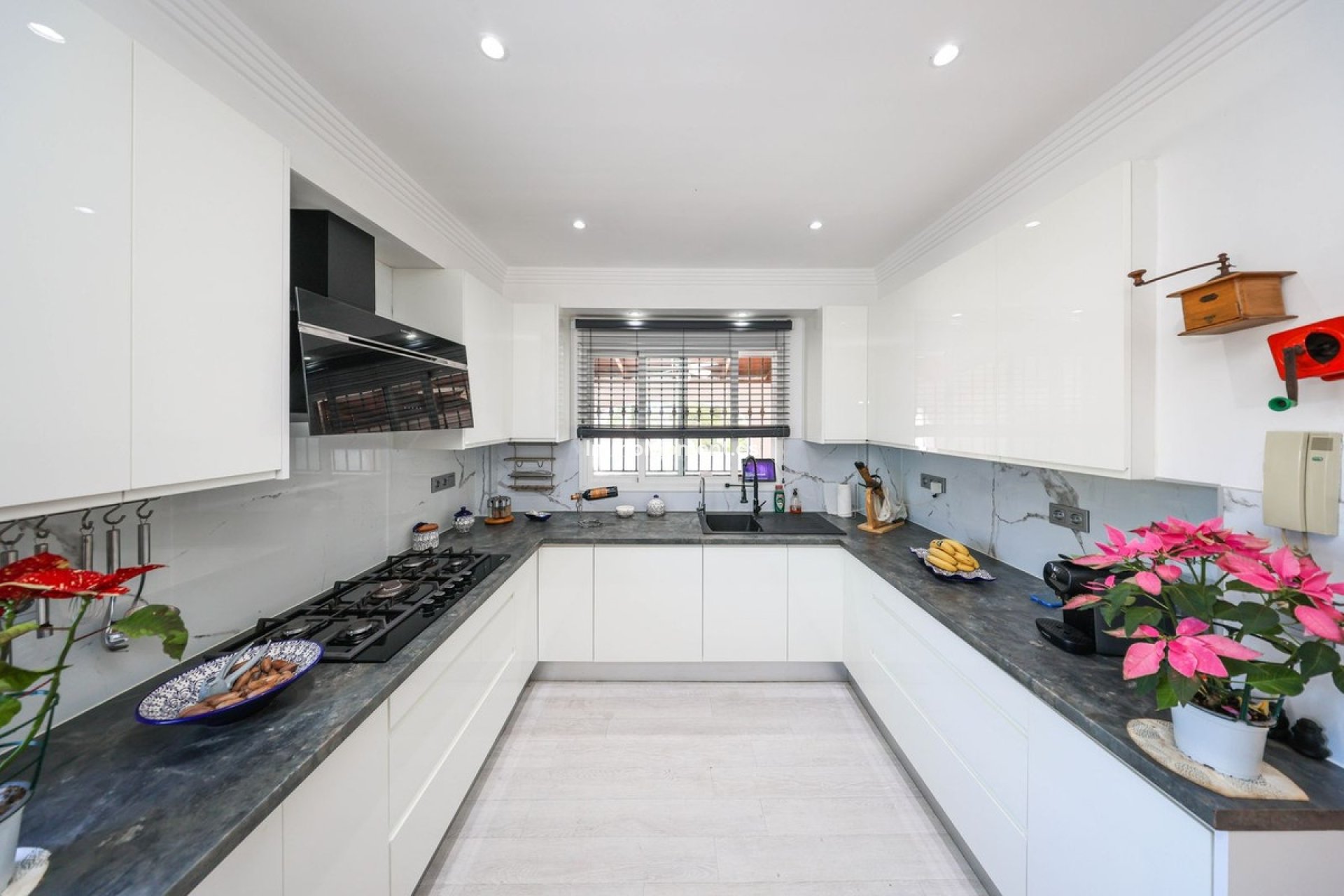 Resale - Villa - Inland  - Coín