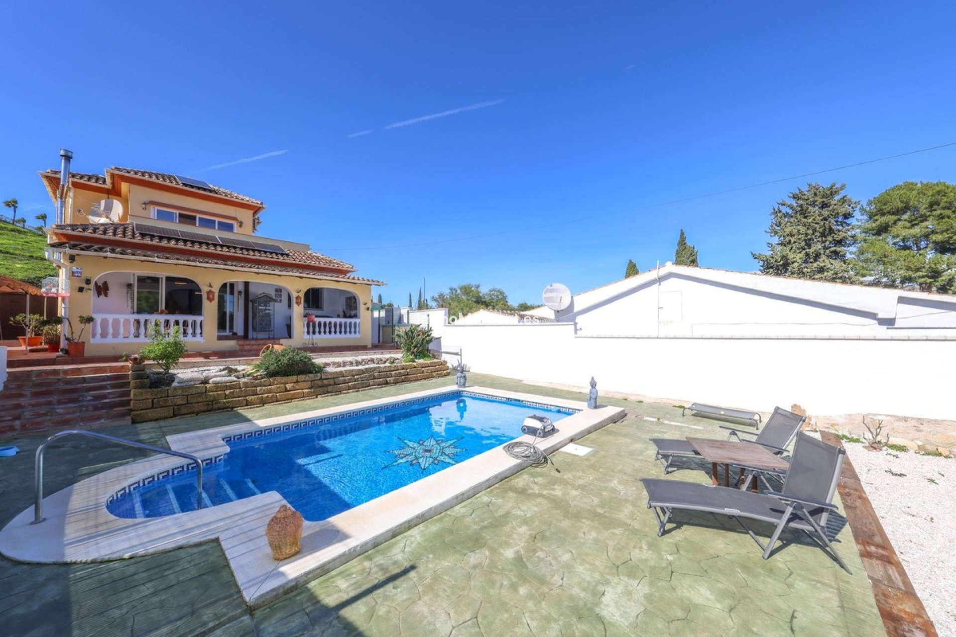 Resale - Villa - Inland  - Coín
