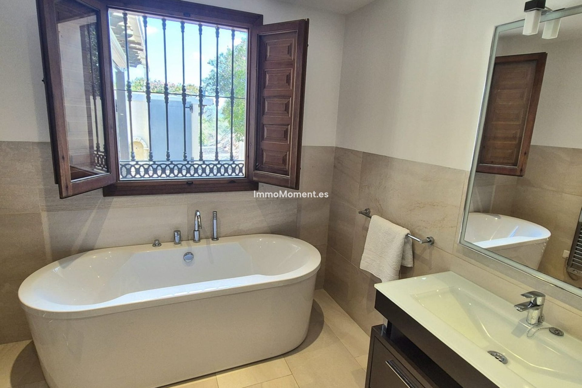 Resale - Villa - Inland  - Coín