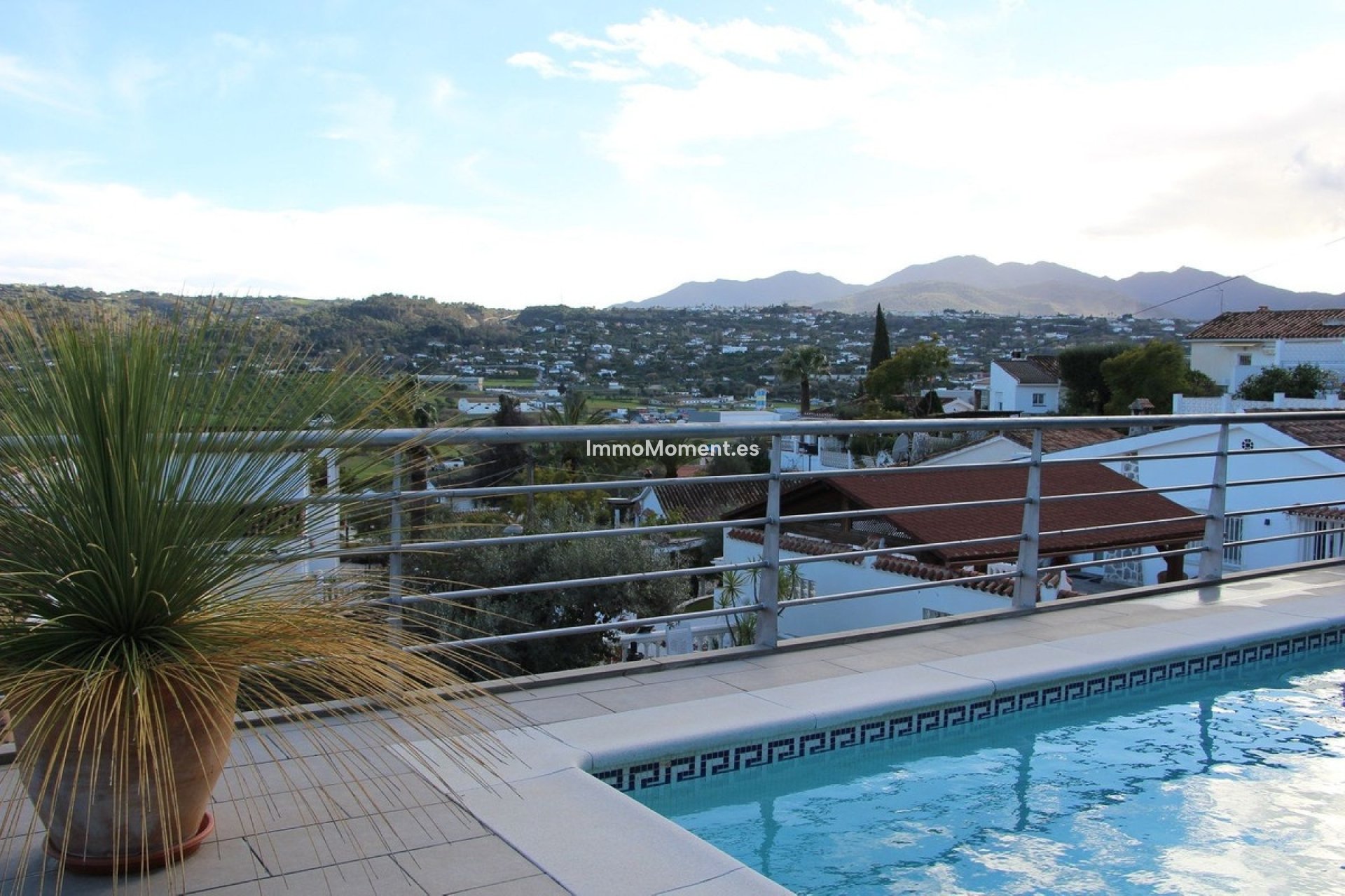 Resale - Villa - Inland  - Coín