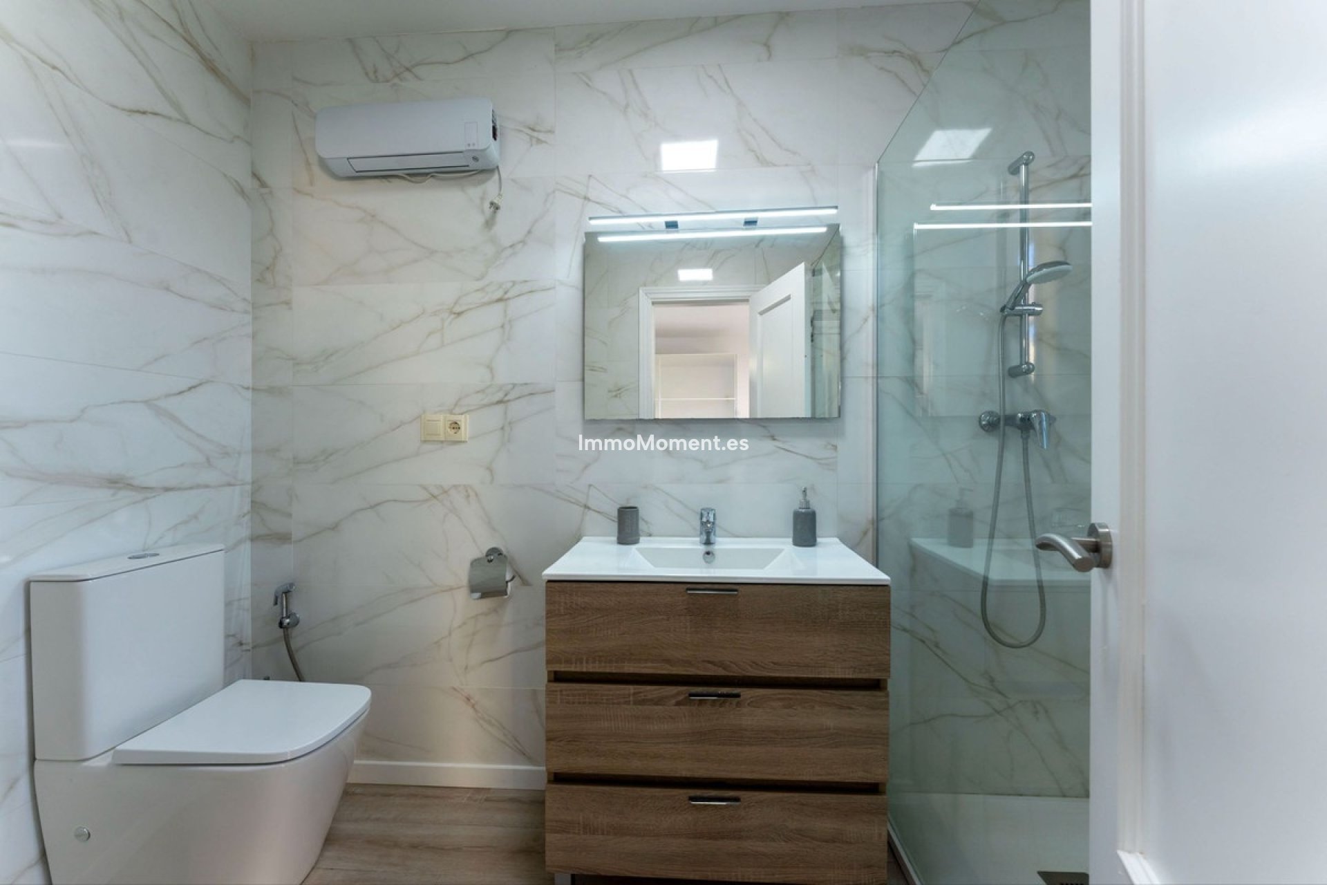 Resale - Villa - Inland  - Coín