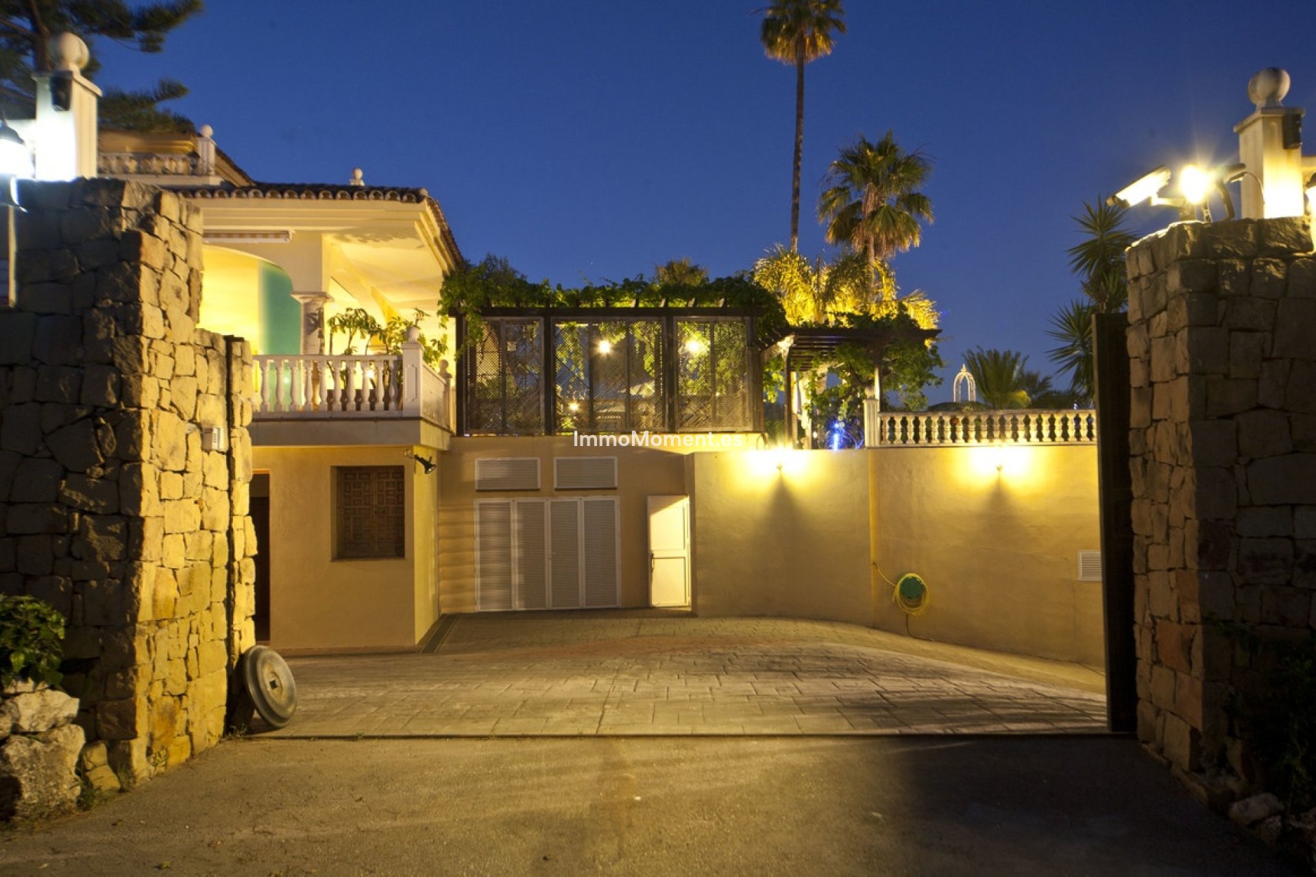 Resale - Villa - Marbella - Puerto Banús
