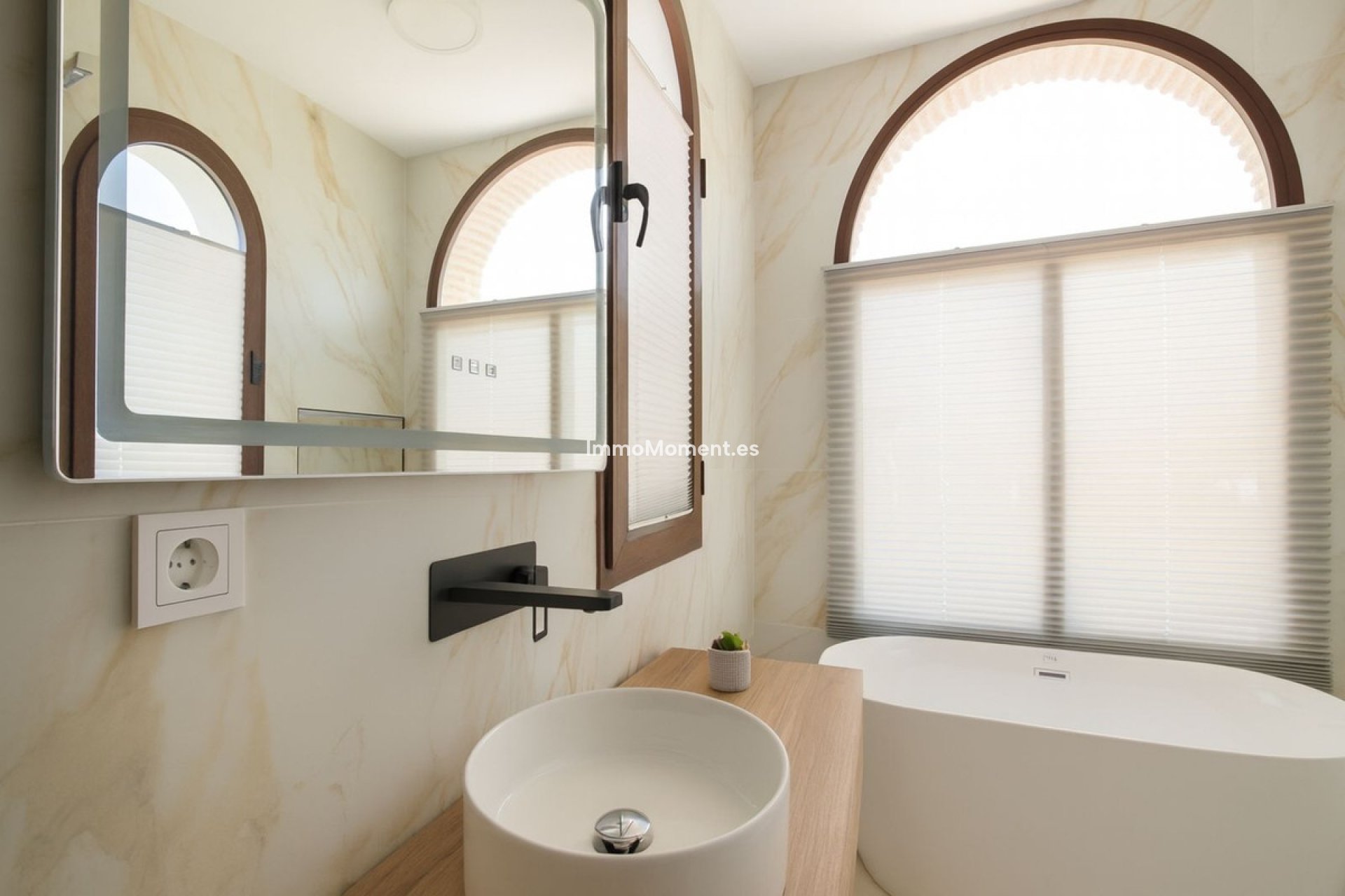 Reventa - Villa - El Paraiso - New Golden Mile