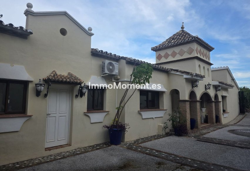 Reventa - Villa - El Paraiso - New Golden Mile