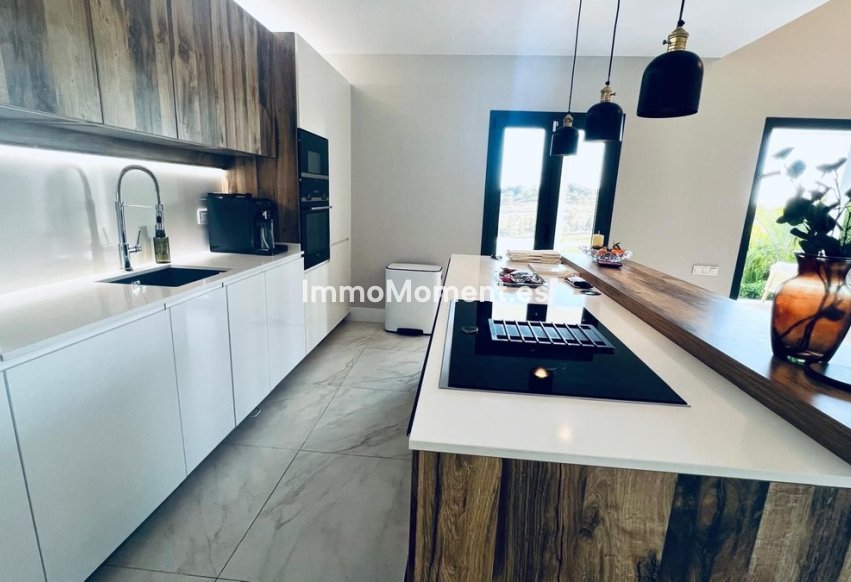 Reventa - Villa - El Paraiso - New Golden Mile