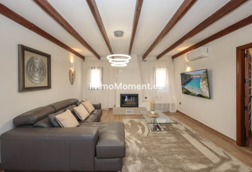 Reventa - Villa independiente - Interior  - Guaro