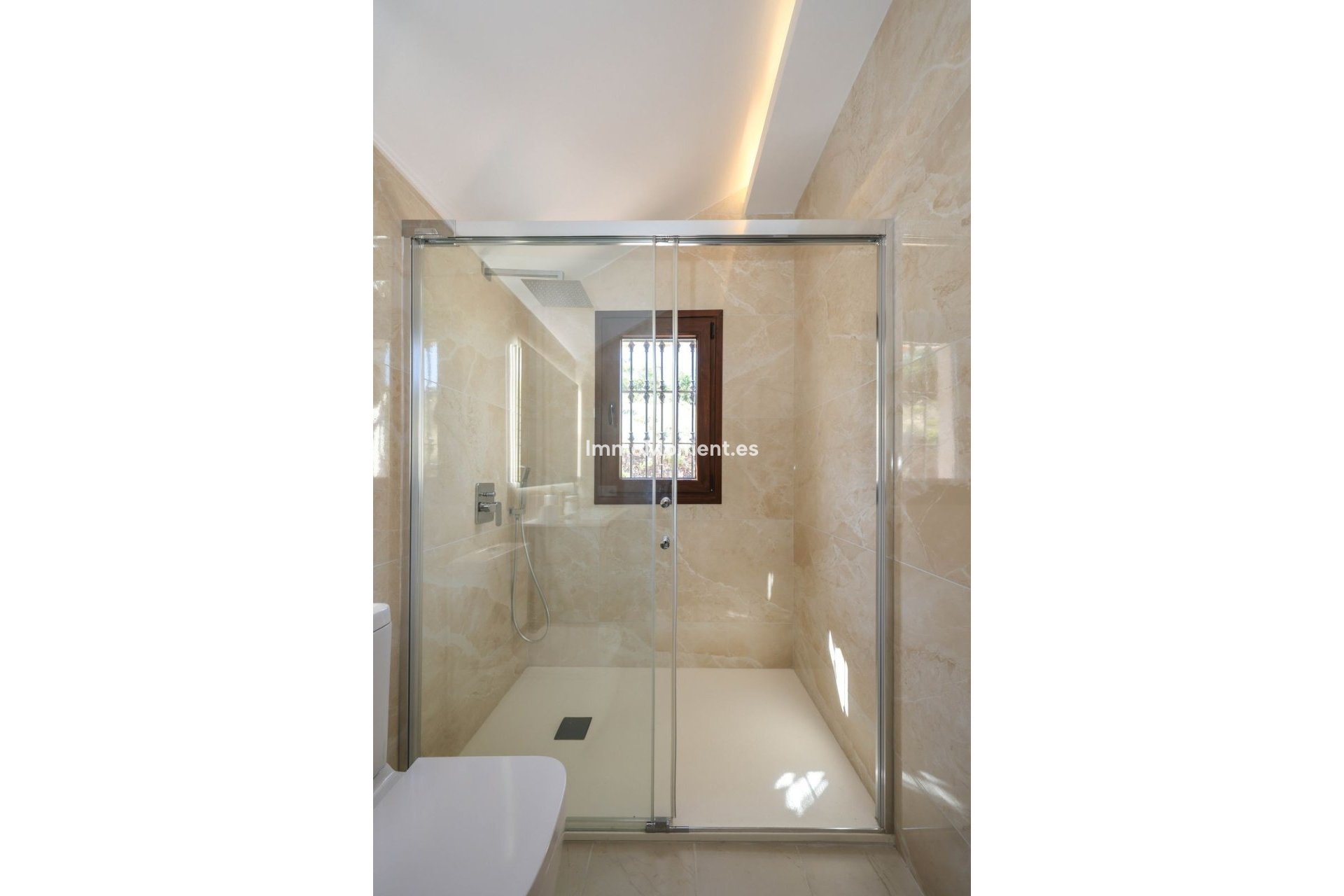 Reventa - Villa independiente - Interior  - Guaro