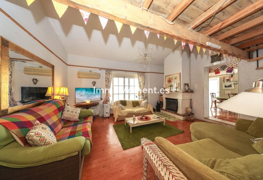 Reventa - Villa independiente - Interior  - Guaro