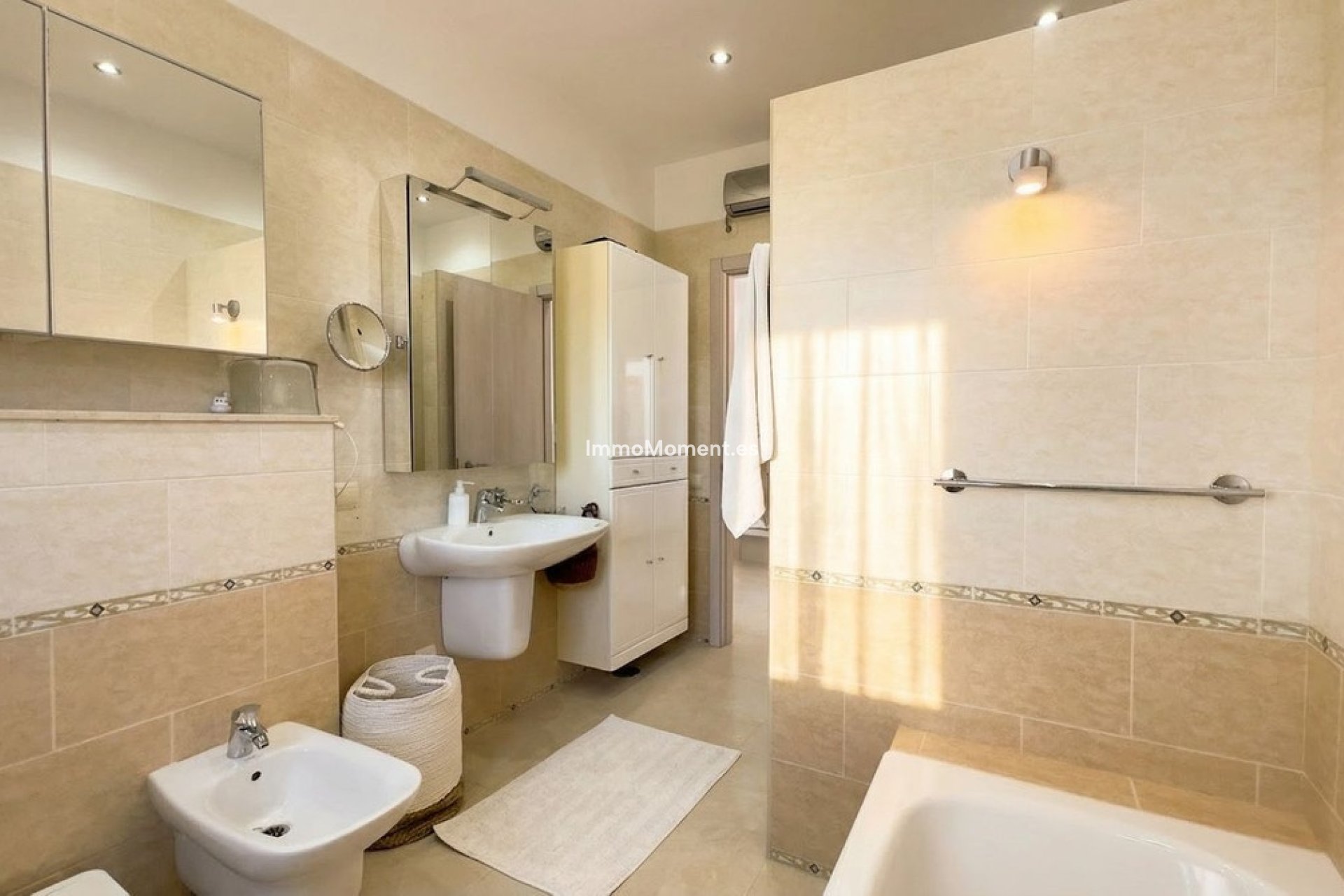 Reventa - Villa - Interior  - Guaro