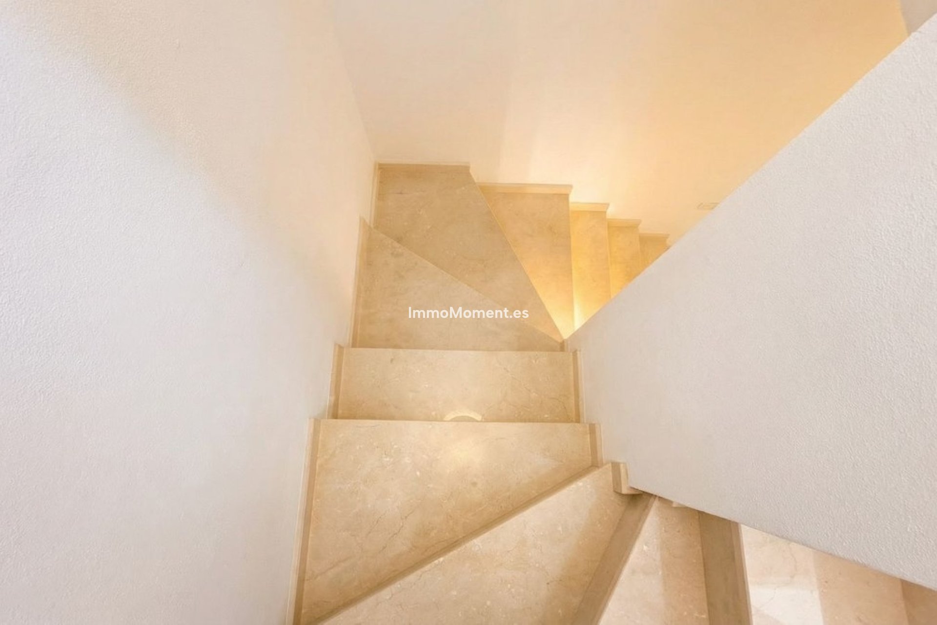 Reventa - Villa - Interior  - Guaro