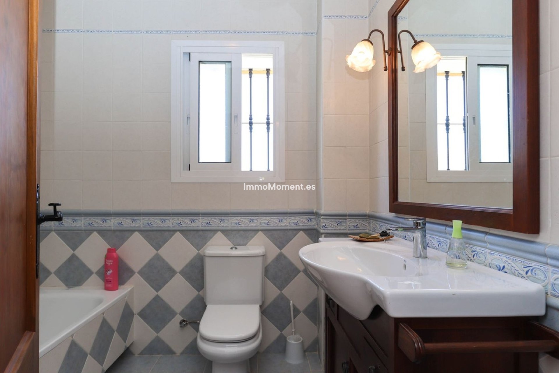 Reventa - Villa - Interior  - Guaro