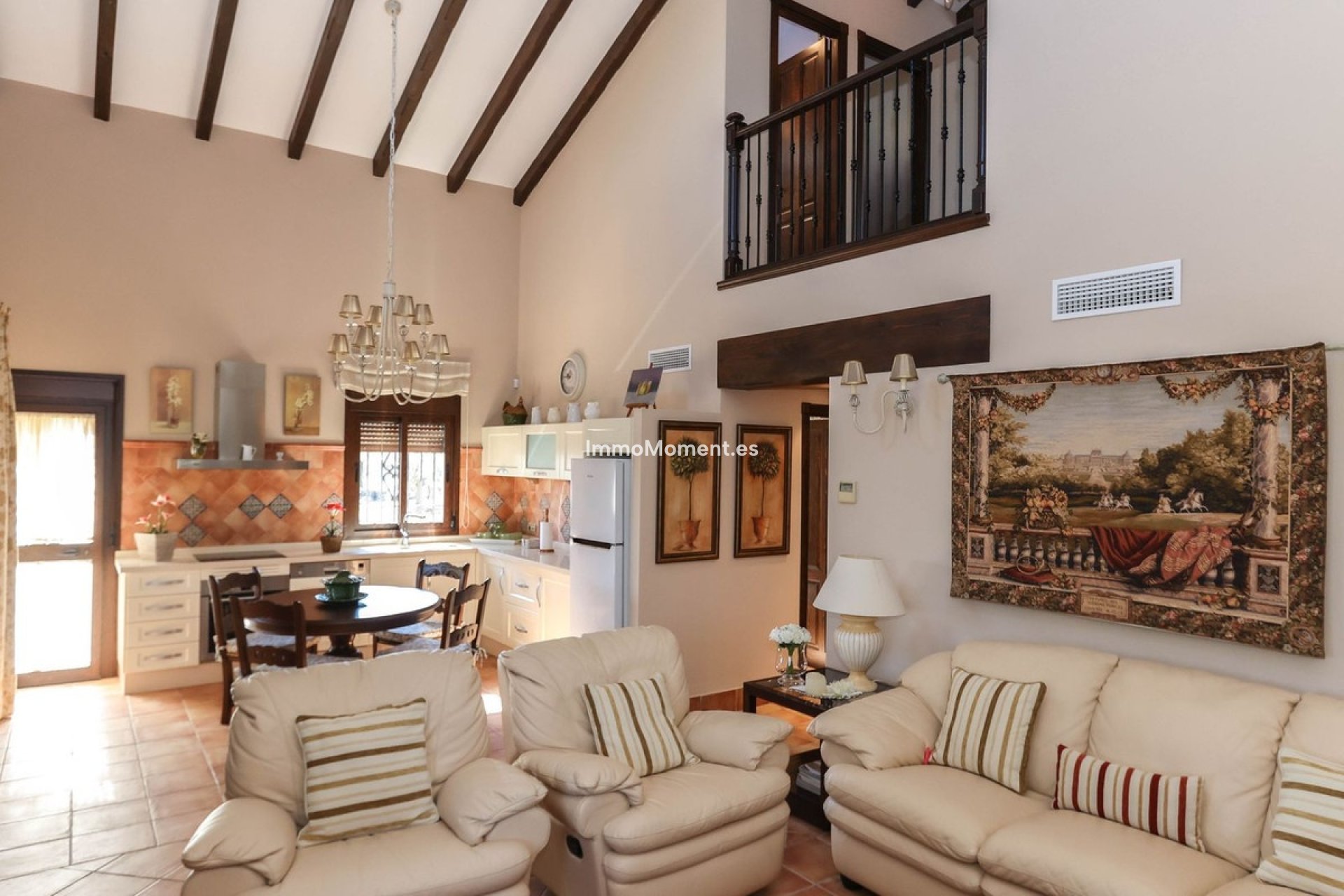 Reventa - Villa - Interior  - Guaro