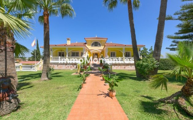 Vrijstaande villa - Bestaande woning - Binnenland  - Alhaurín de la Torre