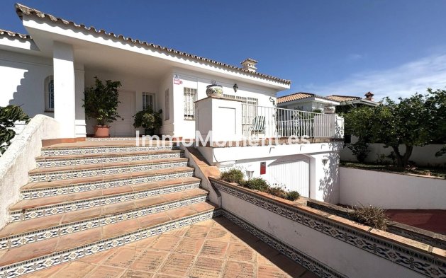 Vrijstaande villa - Bestaande woning - Binnenland  - Alhaurín de la Torre