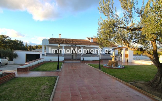 Vrijstaande villa - Bestaande woning - Binnenland  - Alhaurín el Grande Centro