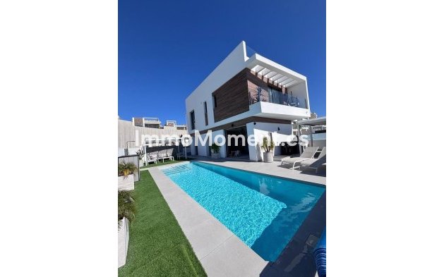 Vrijstaande villa - Bestaande woning - Orihuela - Villamartin