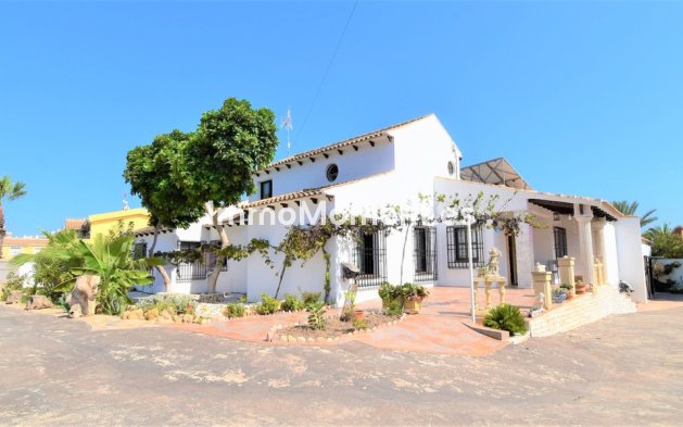 Vrijstaande villa - Bestaande woning - Orihuela - Villamartin