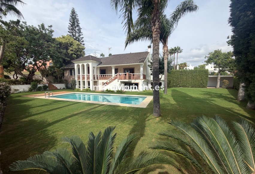 Wiederverkauf - Freistehende Villa - Estepona  - Estepona Centro