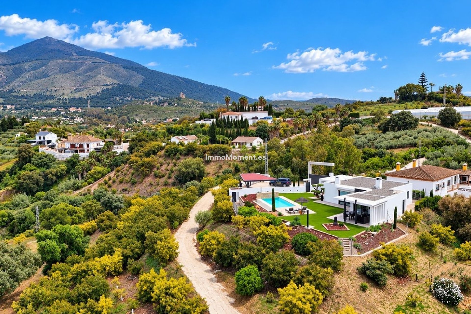 Wiederverkauf - Freistehende Villa -   Inländisch - Alhaurín el Grande Centro