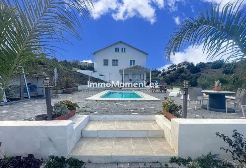 Wiederverkauf - Freistehende Villa -   Inländisch - Alhaurín el Grande Centro