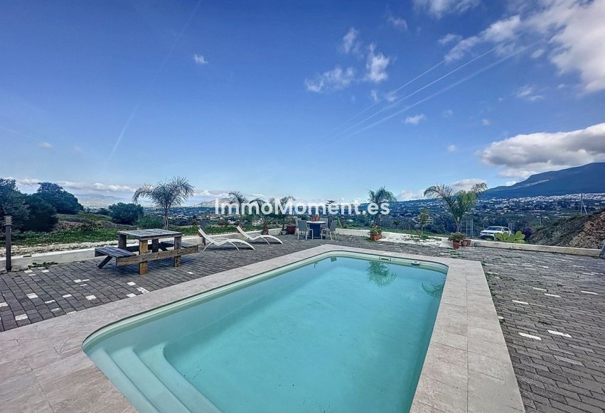 Wiederverkauf - Freistehende Villa -   Inländisch - Alhaurín el Grande Centro