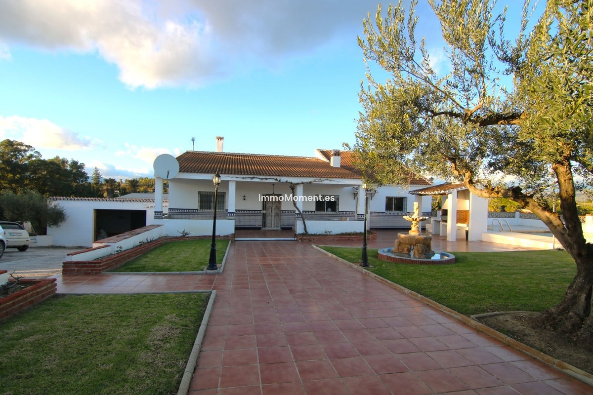 Wiederverkauf - Freistehende Villa -   Inländisch - Alhaurín el Grande Centro