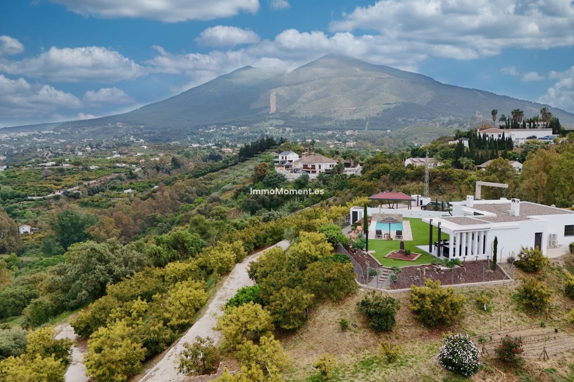 Wiederverkauf - Freistehende Villa -   Inländisch - Alhaurín el Grande Centro
