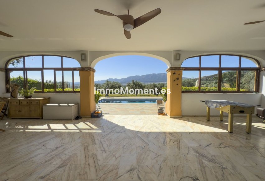 Wiederverkauf - Freistehende Villa -   Inländisch - Alhaurín el Grande Centro