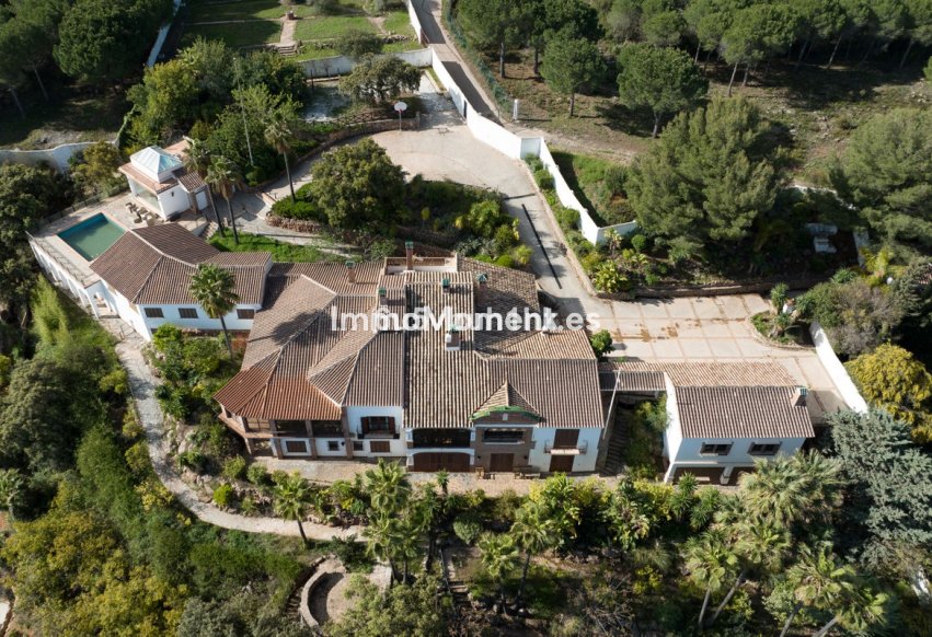 Wiederverkauf - Freistehende Villa -   Inländisch - Alhaurín el Grande Centro