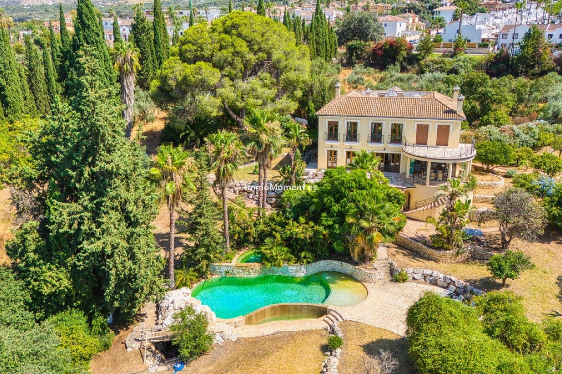 Wiederverkauf - Freistehende Villa -   Inländisch - Alhaurín el Grande Centro
