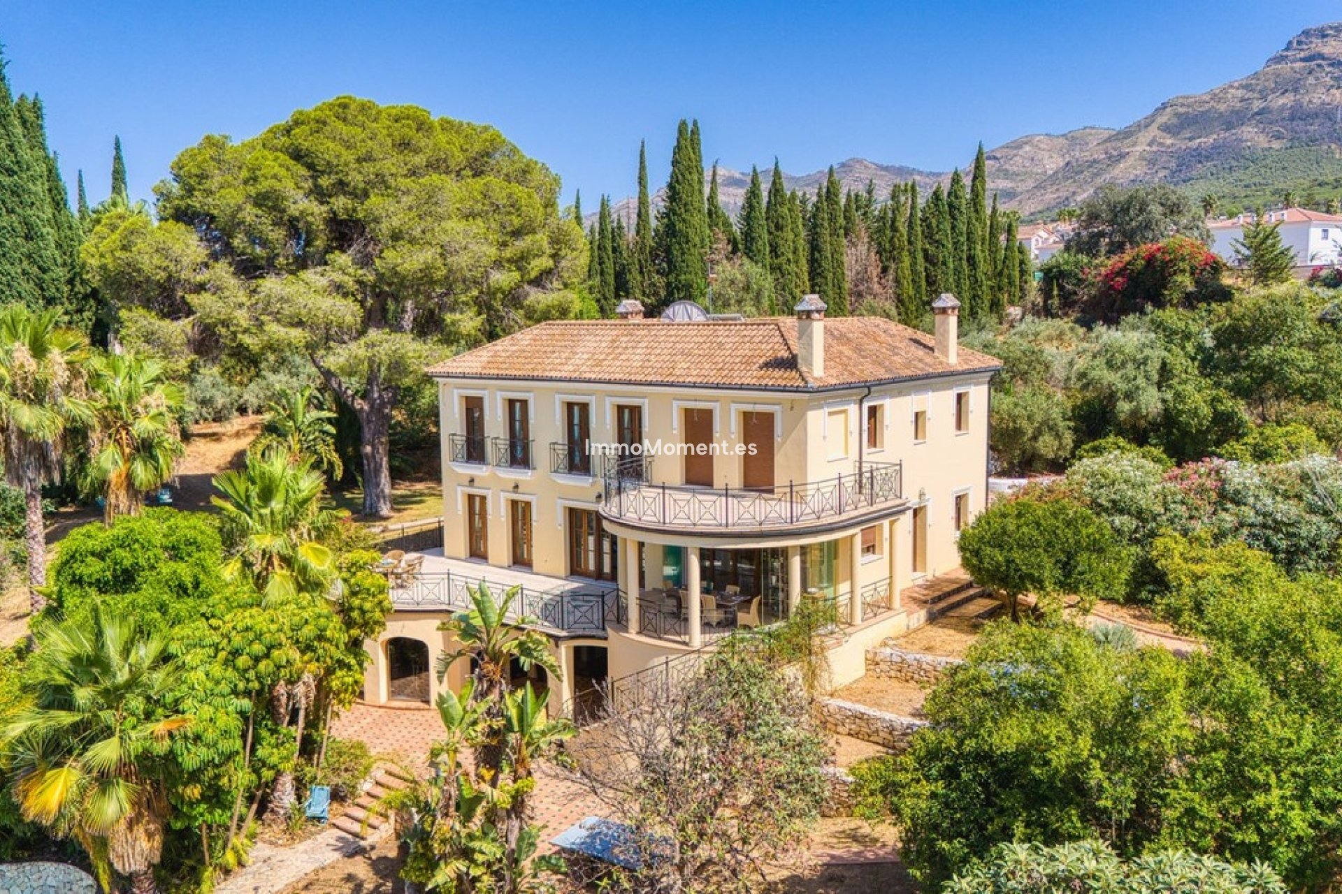Wiederverkauf - Freistehende Villa -   Inländisch - Alhaurín el Grande Centro
