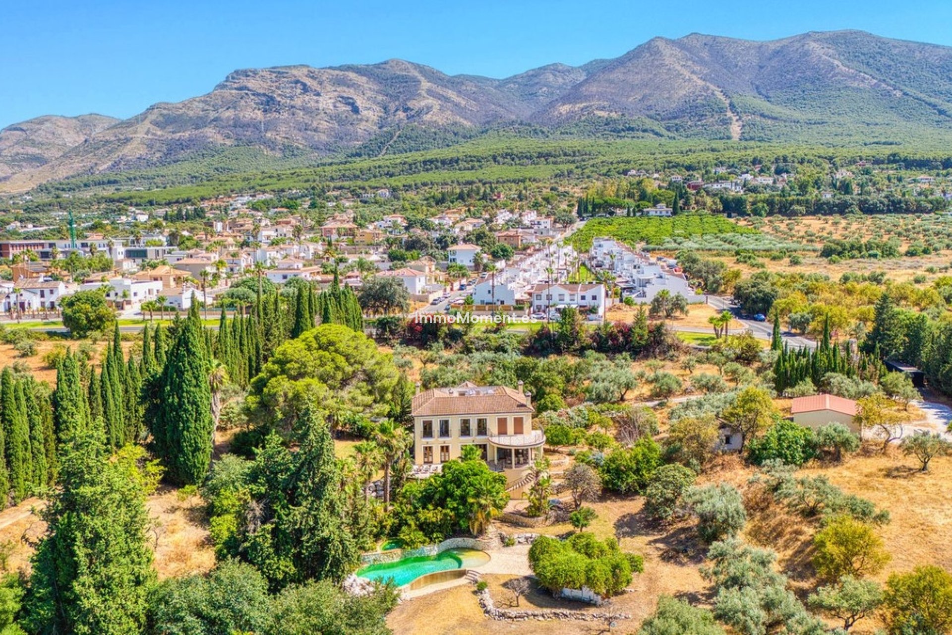 Wiederverkauf - Freistehende Villa -   Inländisch - Alhaurín el Grande Centro