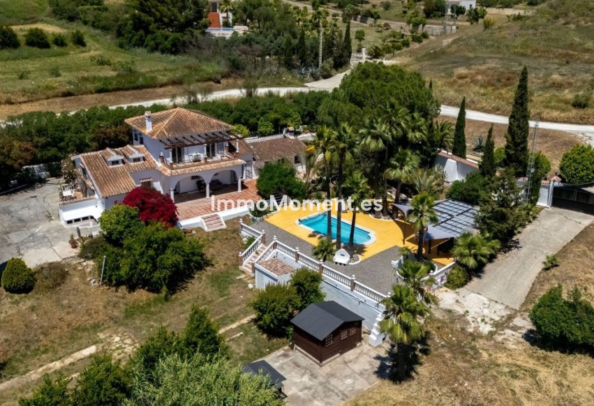 Wiederverkauf - Freistehende Villa -   Inländisch - Alhaurín el Grande Centro