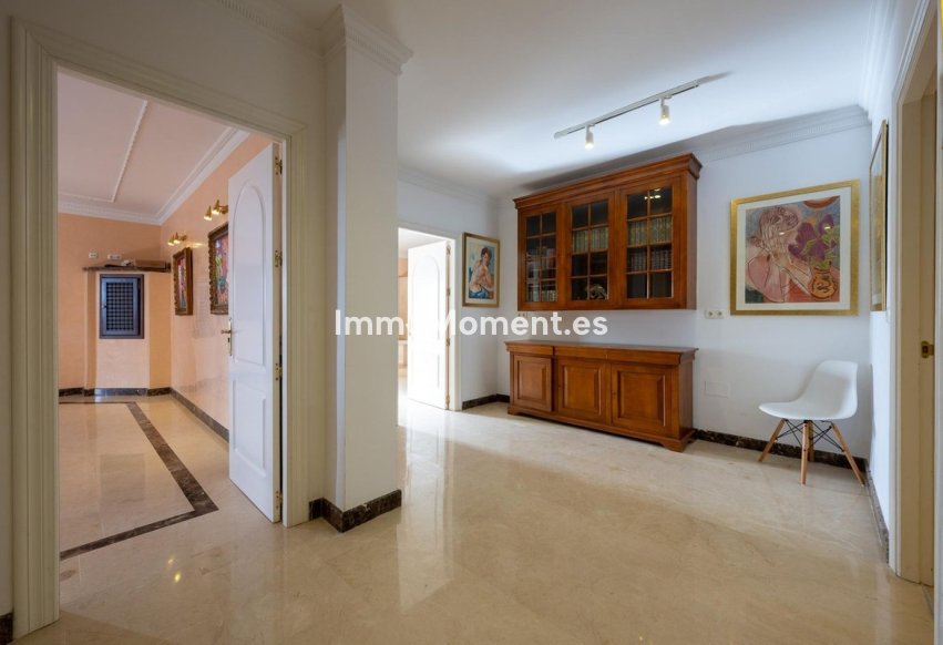 Wiederverkauf - Freistehende Villa -   Inländisch - Alhaurín el Grande Centro