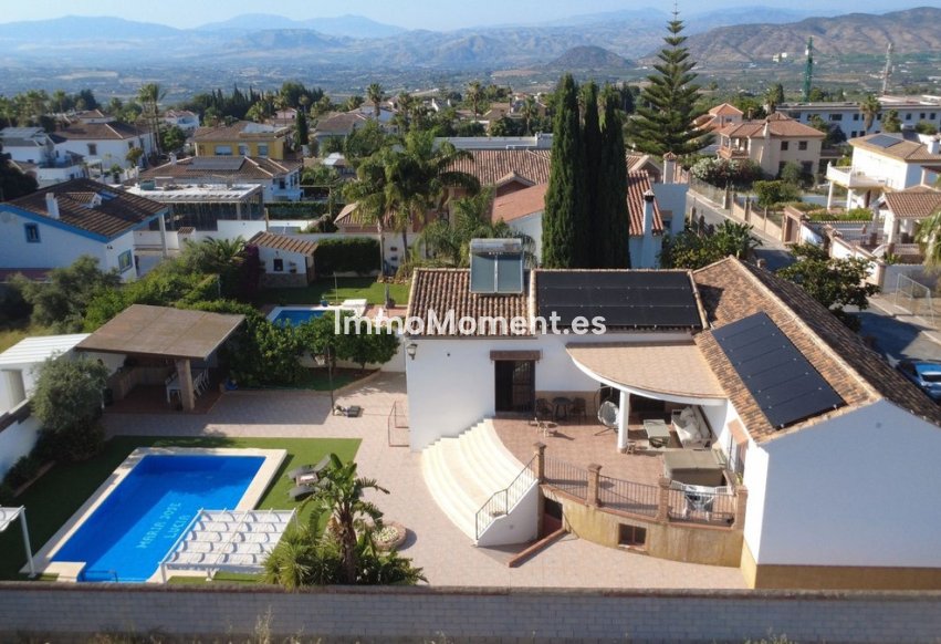 Wiederverkauf - Freistehende Villa -   Inländisch - Alhaurín el Grande Centro