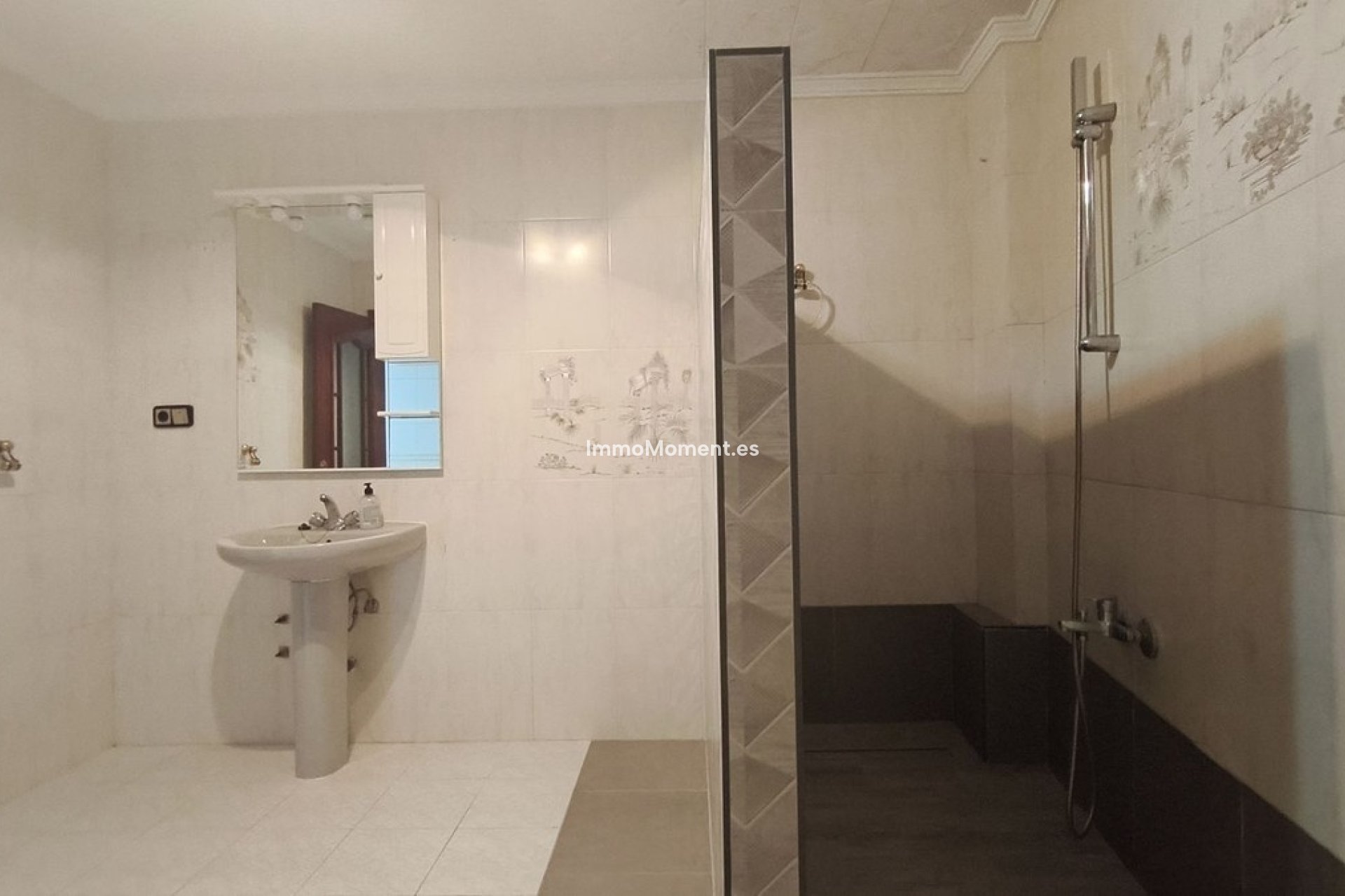 Wiederverkauf - Reihenhaus -   Inländisch - Alhaurín el Grande Centro