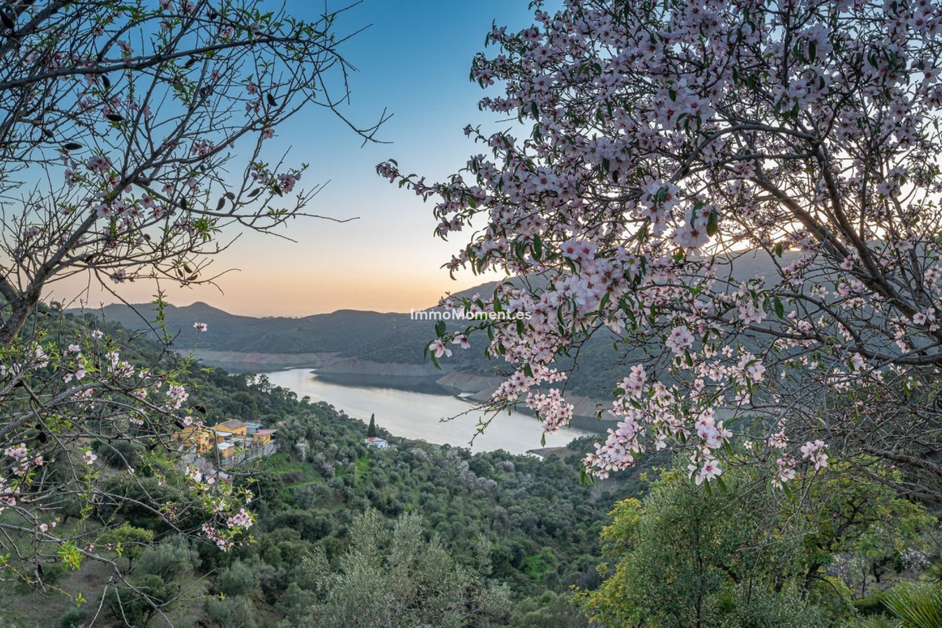 Wiederverkauf - Reihenhaus -   Inländisch - Istán