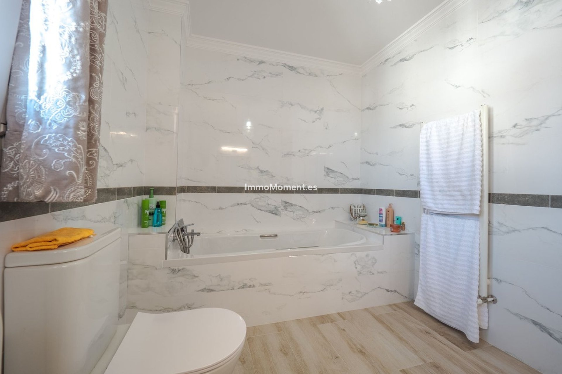 Wiederverkauf - Villa -   Inländisch - Alhaurín el Grande Centro