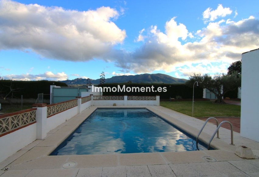 Wiederverkauf - Villa -   Inländisch - Alhaurín el Grande Centro