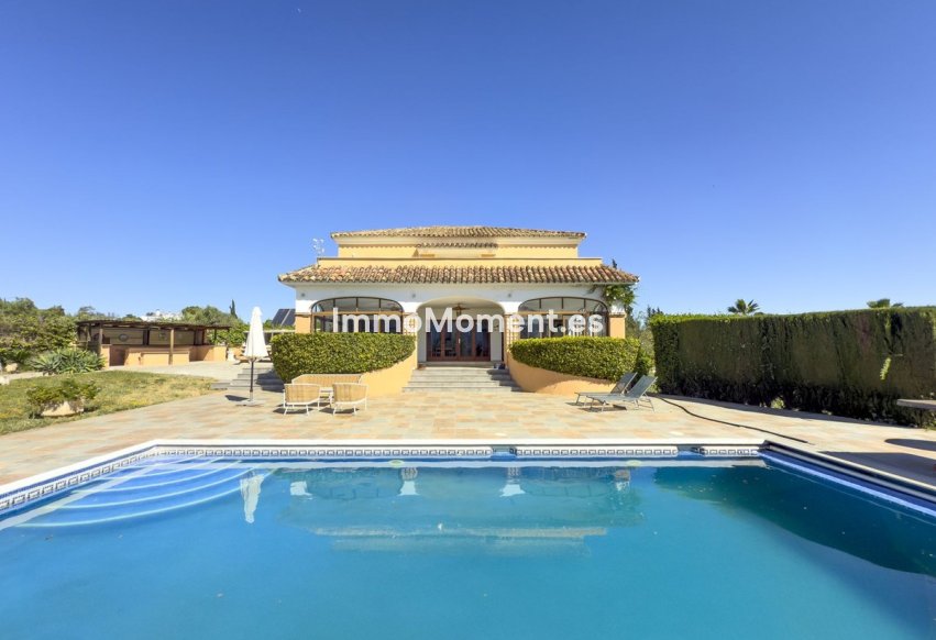 Wiederverkauf - Villa -   Inländisch - Alhaurín el Grande Centro