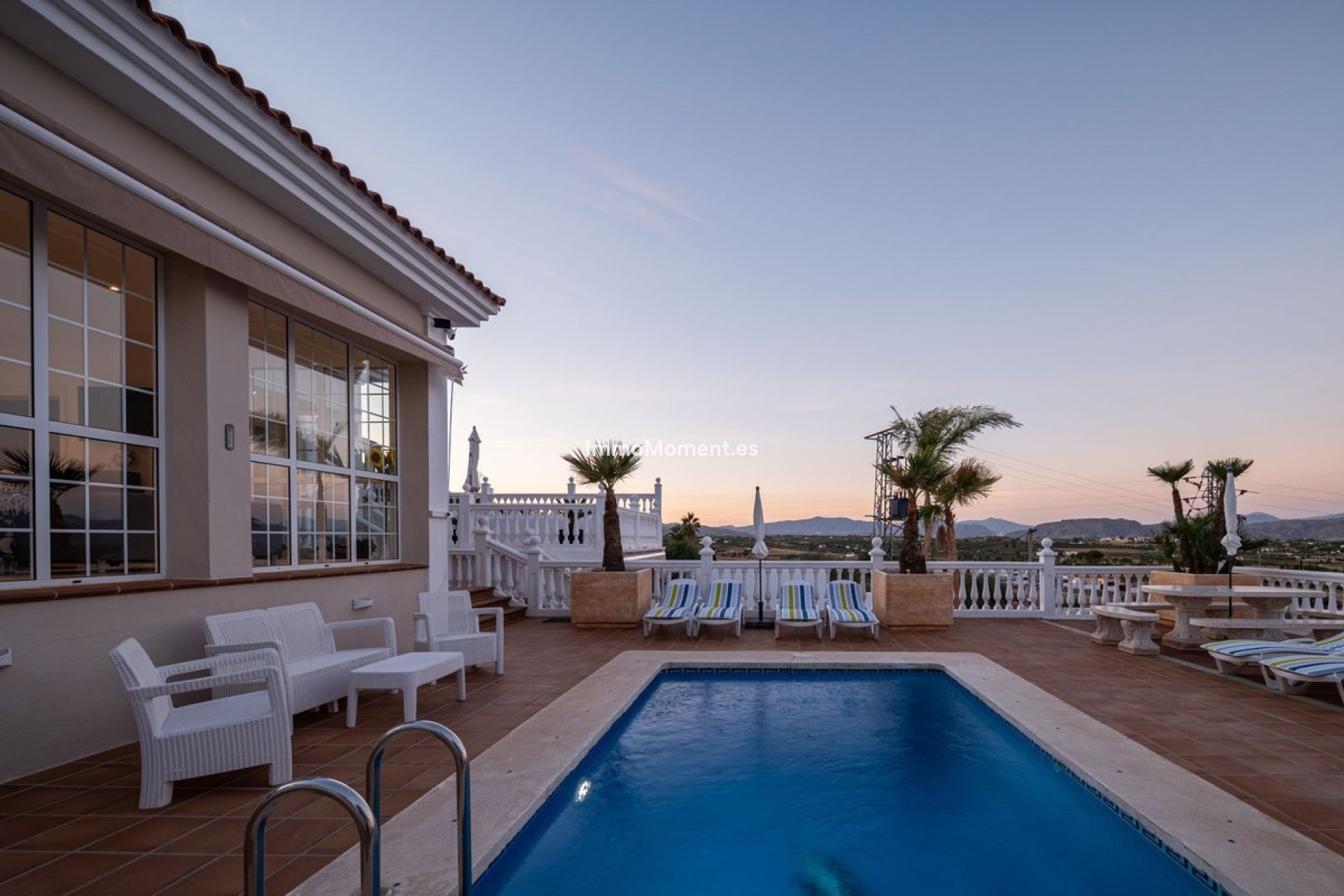 Wiederverkauf - Villa -   Inländisch - Alhaurín el Grande Centro