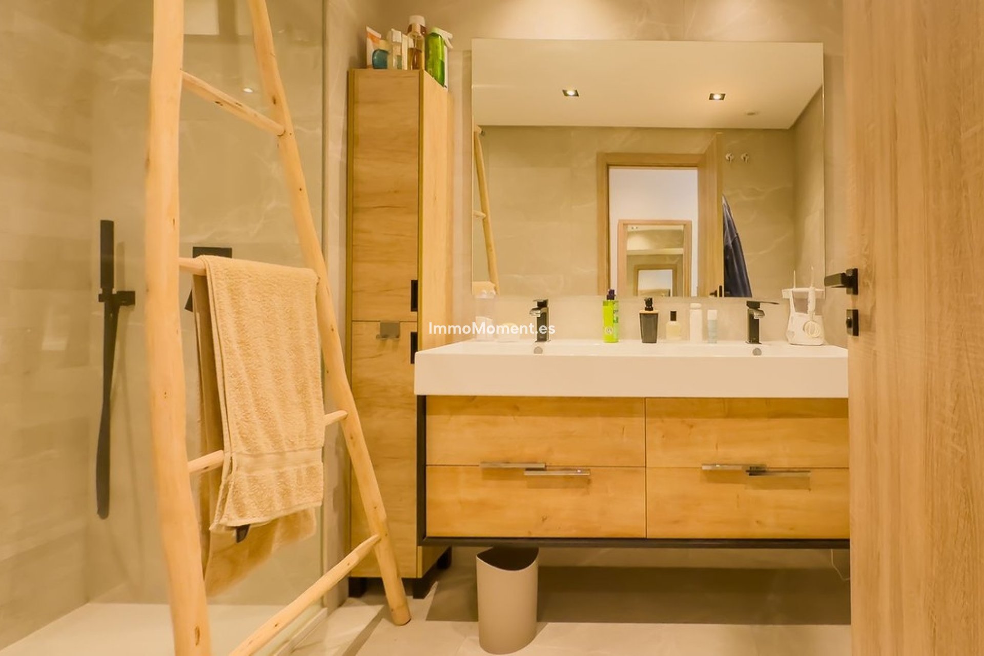 Wiederverkauf - Wohnung -   Inländisch - Istán