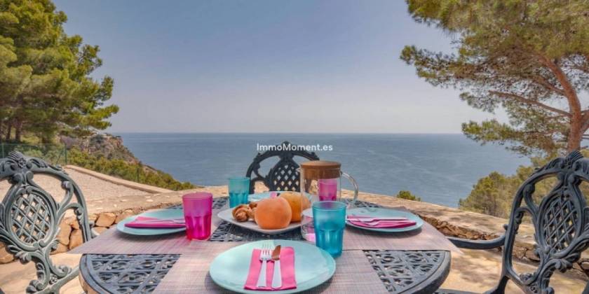 Buying a house in Spain: should you look for one yourself or use an experienced estate agent?