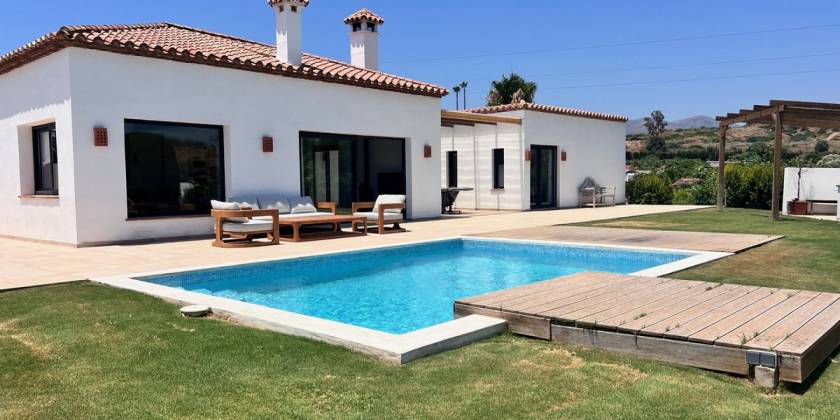 GREAT OPPORTUNITY: VILLA FOR SALE IN ESTEPONA