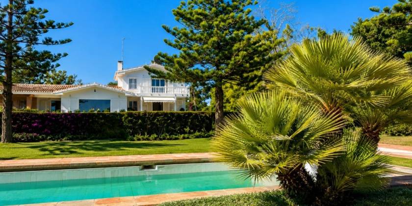 SUPERBE VILLA À LOUER À MARBELLA/GUADALMINA BAJA - EN PREMIÈRE LIGNE DE PLAGE