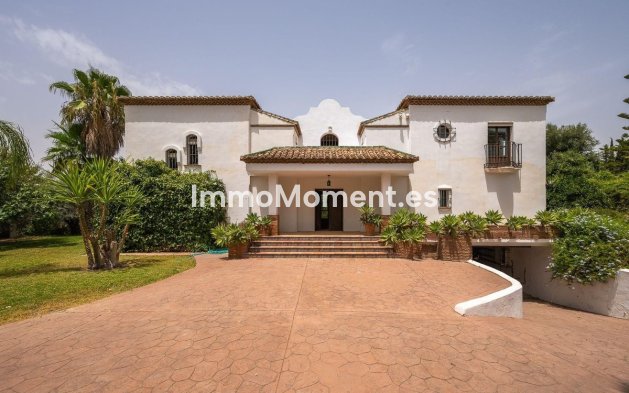 Wiederverkauf - Freistehende Villa -   Inländisch - Alhaurín el Grande Centro