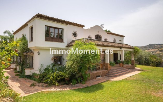Wiederverkauf - Freistehende Villa -   Inländisch - Alhaurín el Grande Centro