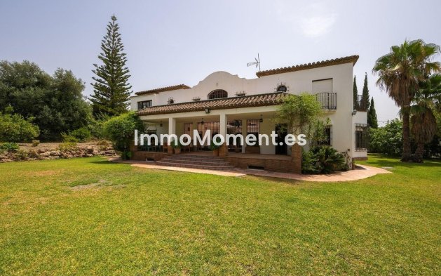 Wiederverkauf - Freistehende Villa -   Inländisch - Alhaurín el Grande Centro