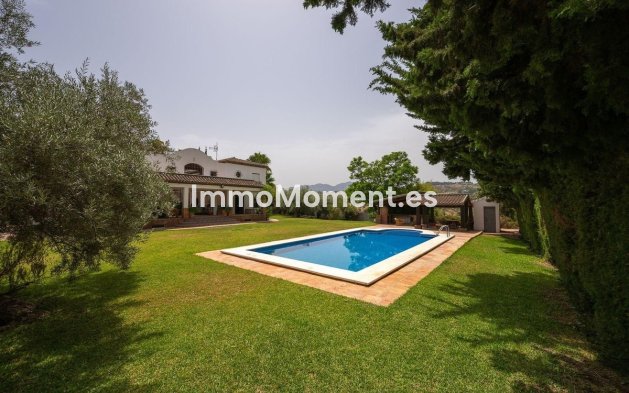 Wiederverkauf - Freistehende Villa -   Inländisch - Alhaurín el Grande Centro